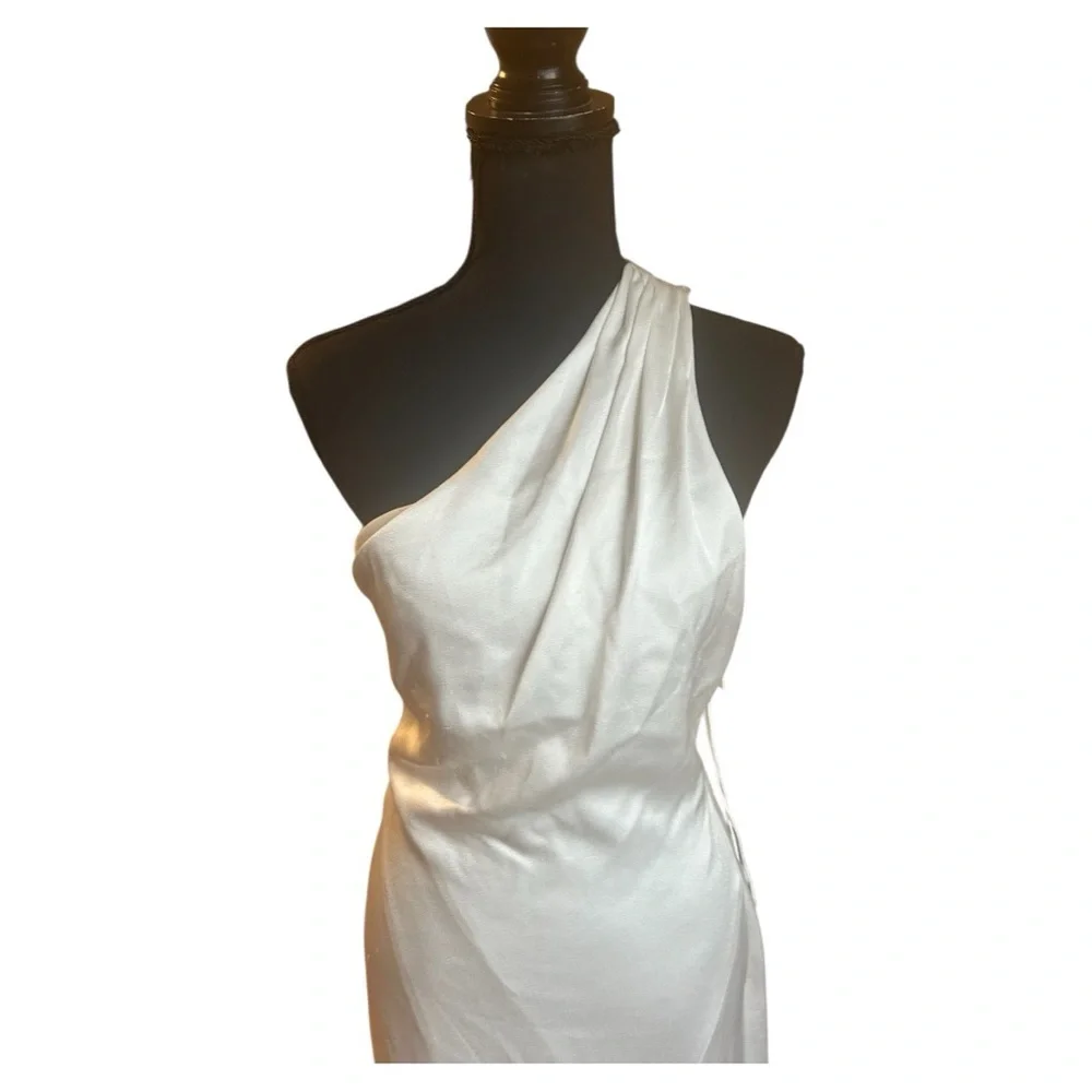 ALICE + OLIVIA PAULETTE ONE SHOULDER FITTED GOWN